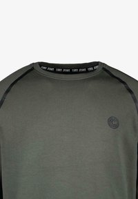Olivengroene sweatshirt met een ronde halslijn, zwarte accenten op de schouders en een klein logo op de borst. Gladde textuur van de stof.