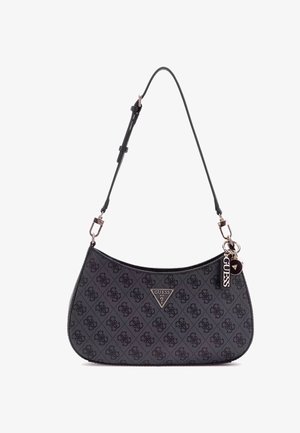 Kleine schwarze Designer-Schultertasche mit verstellbarem Riemen, Allover-Muster, Metall-Logo-Plakette und Schlüsselanhänger-Charms mit Markenlogo.