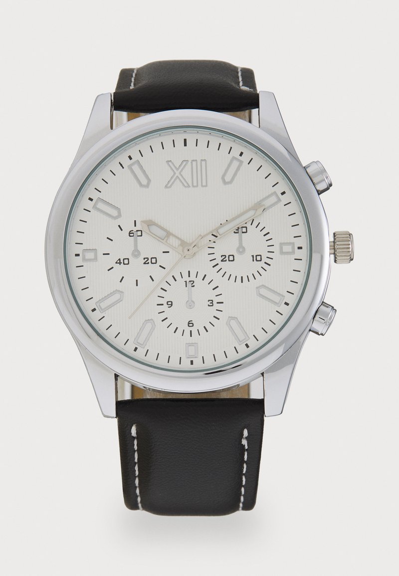 Montre chronographe avec un boîtier en métal argenté, un cadran texturé blanc, un bracelet en cuir noir et des accents argentés. Chiffres arabes présents.