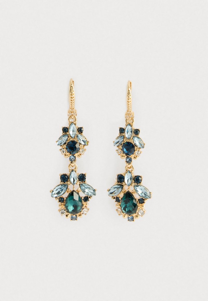 Brincos pendentes de tom dourado com pedras facetadas azuis e verdes em formas florais e em gota, acentuados com pequenos cristais transparentes.