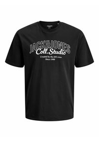 Crna majica od pamuka, s bijelim natpisom: „JACK&JONES Coll. Studio“ i „Kreirao JeJ tim od 1990.“ na prednjoj strani.
