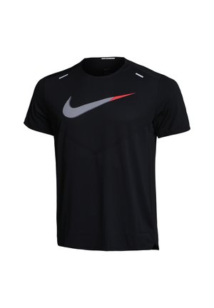 Schwarzes Nike-Laufshirt mit kurzen Ärmeln, weißem und rotem Swoosh-Logo auf der Brust und reflektierenden Streifen in der Nähe des Kragens.