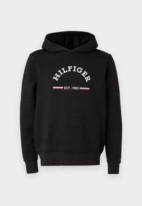 Sort hættetrøje med et frontlogo, der står "HILFIGER EST. 1985," med ribkantede manchetter og kant, lavet af blødt bomuldsstof.