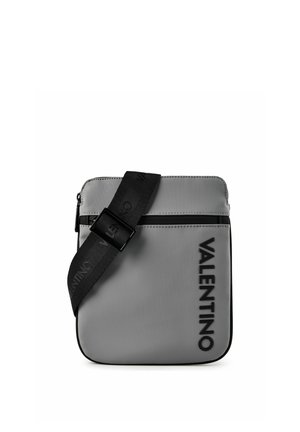 Valentino Bags, AXEL UMHÄNGETASCHE 19 CM - Bandolera - ghiaccio