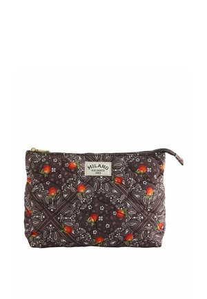 Prošívaná obdélníková taštička s hnědými paisley a červenými květinovými vzory, zapínání na zip a štítek „Milano Via Dante 1882“ na přední straně.