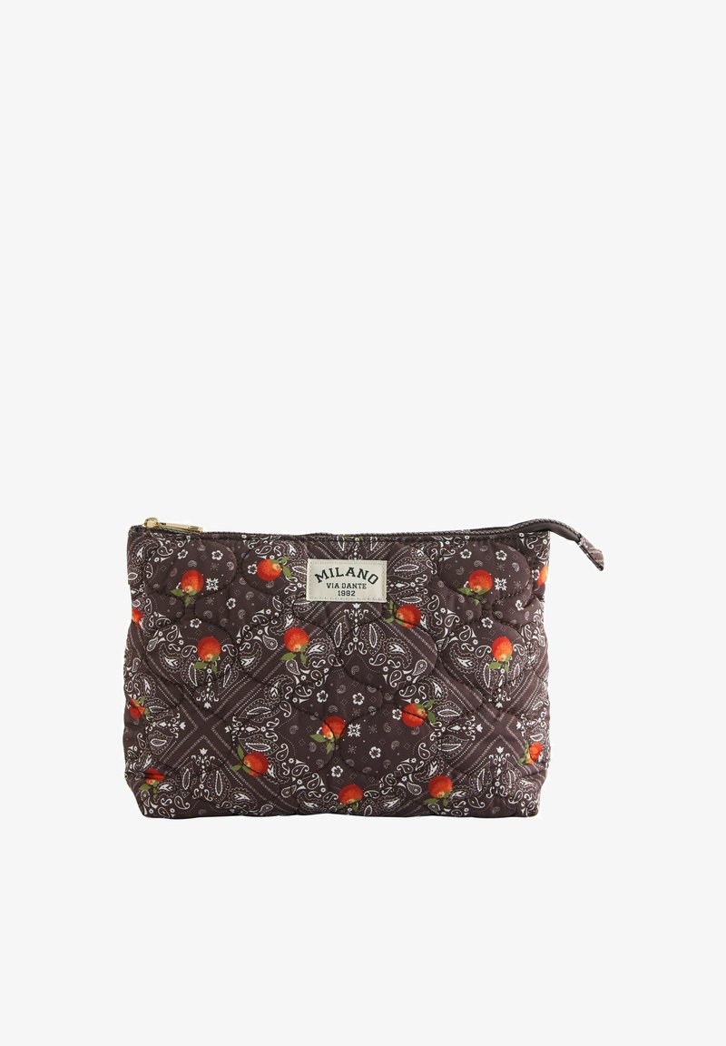 Pochette rectangulaire matelassée avec motifs cachemire marron et fleurs rouges, fermeture éclair, et étiquette "Milano Via Dante 1882" sur le devant.