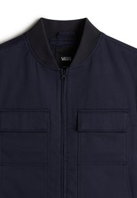 Giacca blu navy con chiusura a zip, colletto a coste e due tasche sul petto. Realizzata in tessuto testurizzato con un design piatto e senza cuciture.