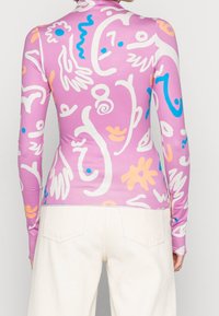 Langärmliges Top aus pinkem Stoff mit abstrakten weißen, blauen und orangefarbenen Mustern. Figurbetontes Design mit hohem Halsausschnitt und nahtlosen Bündchen.