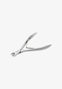 Tagliacuticola in acciaio inox con cerniera a molla e lame affilate angolate per una cura precisa, su sfondo bianco semplice.