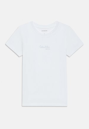 Weißes T-Shirt mit kurzen Ärmeln und Rundhalsausschnitt mit kleinem hellgrauem "Calvin Klein New York"-Logo mittig auf der Brust.