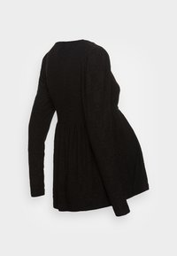 Schwarzes langärmliges Kleid mit Ösenstickerei, tailliertem Bund und ausgestellt Rock, abgebildet auf einem weißen Hintergrund.