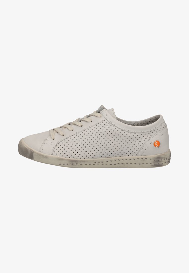 Sneaker perforato grigio chiaro con punta arrotondata, lacci piatti e suola in gomma. Presenta un logo arancione vicino al tallone.