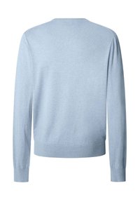 Maglione azzurro chiaro, colletto tondo, maniche lunghe, polsini e orlo a coste, texture liscia, design semplice, senza motivi o accenti visibili.