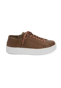 Bruine leren sneaker met een gestructureerde afwerking, voorzien van een witte rubberen zool, ronde neus en bruine veters. Ventilatiegaten aan de zijkanten.