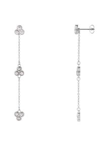 Orecchini pendenti in argento con tre forme floreali decorate da cristalli trasparenti. Collegate da catene delicate, evidenziano eleganza e dettaglio.