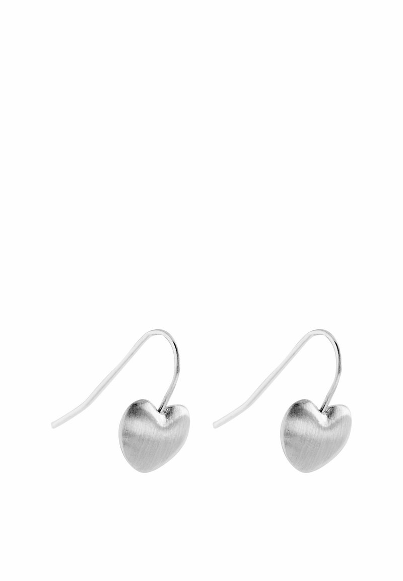 Boucles d'oreilles en argent en forme de cœur avec une finition brossée, présentant un design en crochets pour un port sécurisé. Texture lisse et apparence simple et élégante.