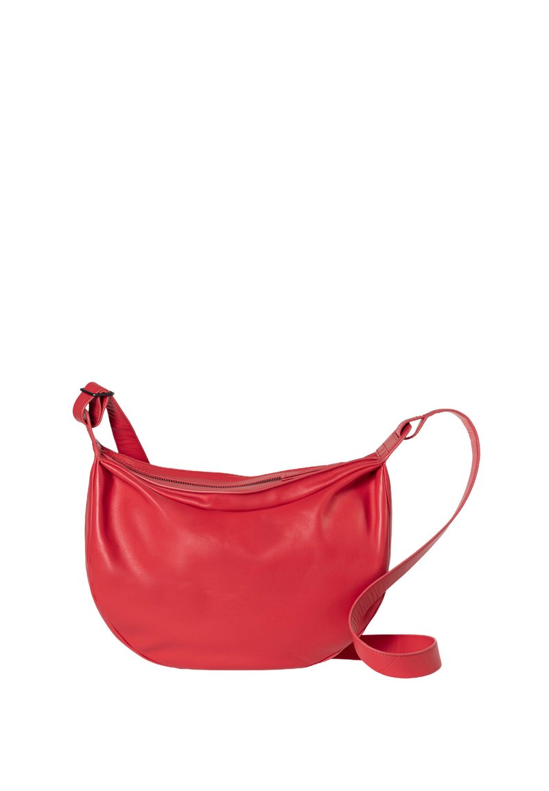 Borsa a spalla in pelle rossa con forma curva, texture liscia, chiusura con zip e una lunga tracolla regolabile. Design semplice senza ulteriori accessori.