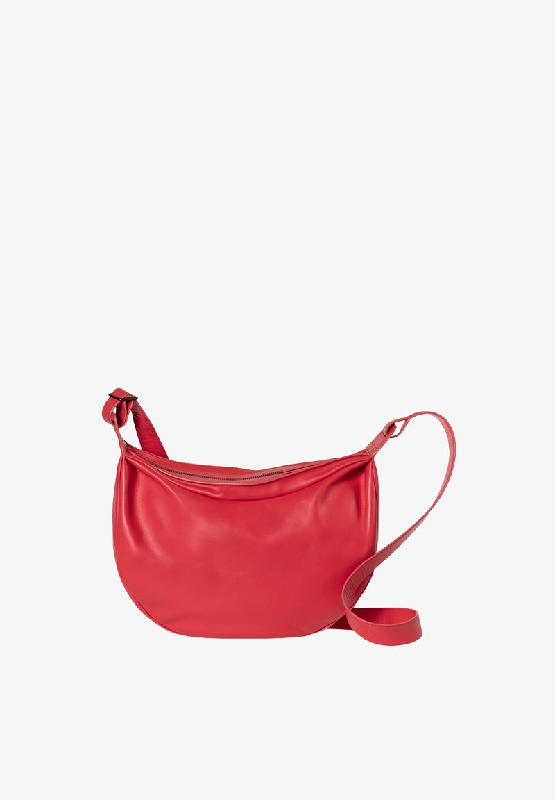Borsa a spalla in pelle rossa con forma curva, texture liscia, chiusura con zip e una lunga tracolla regolabile. Design semplice senza ulteriori accessori.
