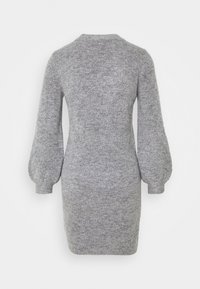 Robe-pull grise en maille, manches longues bouffantes et poignets côtelés, vue de dos sur fond blanc uni.