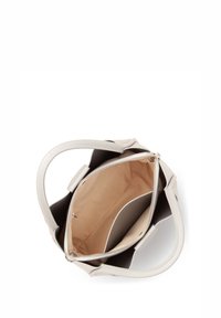 Borsa tote grigia chiara con esterno in pelle liscia, chiusura a zip, fodera interna beige e due manici. L'interno presenta scomparti.
