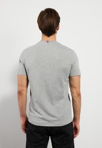 Pier One 2 PACK  - T-shirts - black/mottled grey