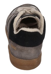 Zapatilla baja con parte superior de ante negro, acentos de ante gris, cordones beige y suela de goma marrón texturizada. Cuenta con un collar acolchado.