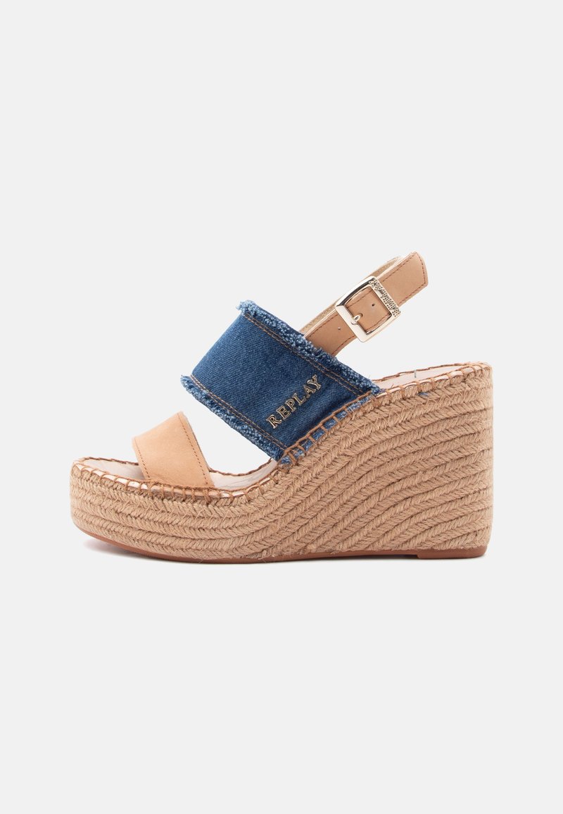 Sandale compensée avec bride avant en cuir beige, bride médiane en denim bleu ornée du logo "REPLAY" et semelle plateforme en corde tissée avec boucle ajustable.