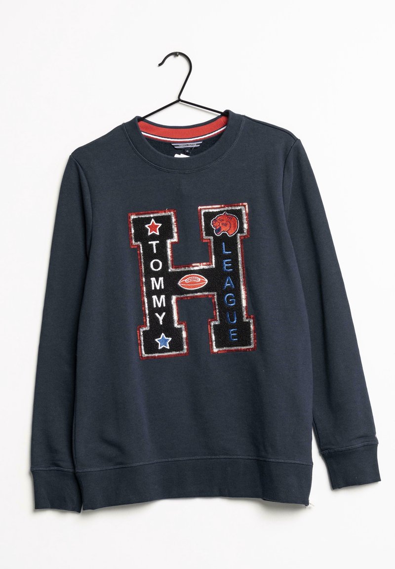 Sudadera azul marino con textura acolchada que presenta un gran logotipo brillante de la "H", acentos en rojo y blanco, y la frase en letras grandes "TOMMY LEAGUE" debajo.