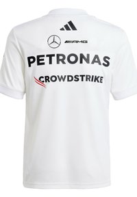 Bijela majica kratkih rukava s crnim logotipima: "PETRONAS" i "CROWDSTRIKE." Adidas pruge na ramenima, izrađena od laganog materijala.