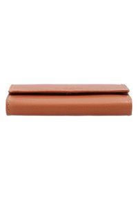 Portefeuille en cuir marron plié fermé avec des coutures visibles le long des bords sur fond blanc.