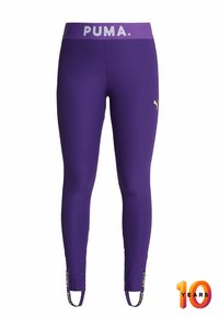Fioletowe legginsy sportowe o prążkowanej fakturze, z szarym logo Pumy na pasku i akcentami na dolnej części nogi.