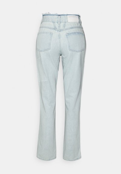 Jeans de denim azul-claro com uma cintura desfiada, quatro bolsos e corte reto. O tecido tem uma textura suave e um design casual.
