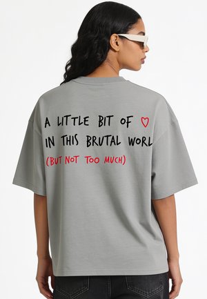 Mira Paris, BRUTAL OVERSIZED BOXY TEE 26 UNISEX - T-shirt imprimé - misty grey