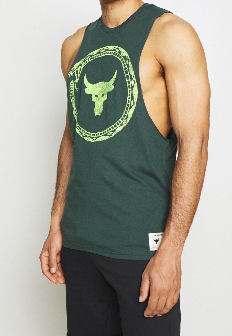 Camiseta sin mangas verde con un gran gráfico amarillo de la cabeza de un toro dentro de un diseño de serpiente, hecha de algodón con una textura suave.