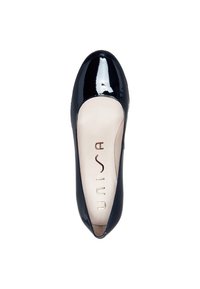 Czarne lakierowane baletki z zaokrąglonym noskiem, gładką teksturą i wyściełaną wkładką z wytłoczonym na złoto logo.