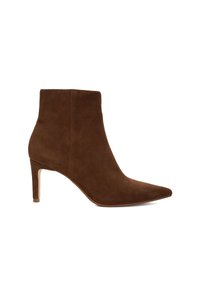 Bottine en cuir suédé marron avec un bout pointu et un talon fin, présentant une texture lisse et un design épuré et minimaliste.