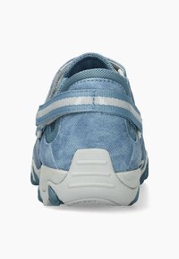 Helles blaues Sportgeschäft mit strukturiertem Stoffoberteil und weißen Akzentriemens. Verfügt über eine gepolsterte Ferse und eine kontrastierende weiße Sohle mit Grip-Mustern.