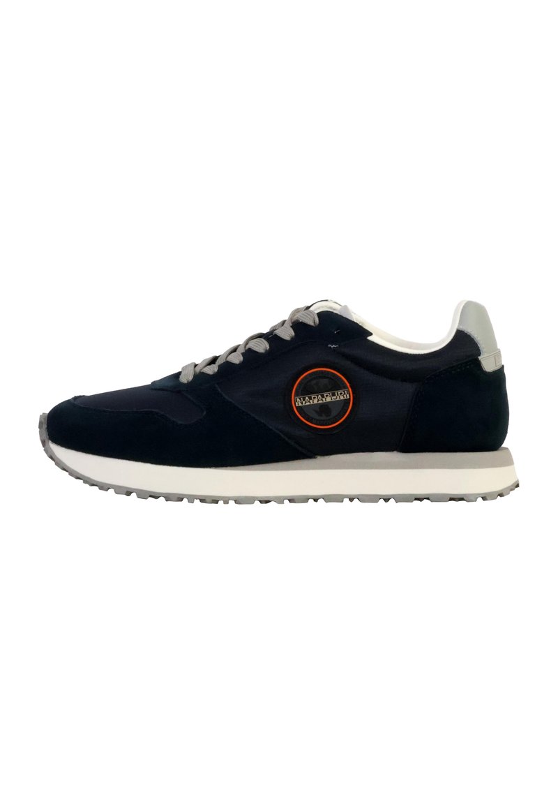 La sneaker en suède marine et en textile présente une semelle intermédiaire blanche, des lacets gris et un logo rond avec un contour orange sur le côté.