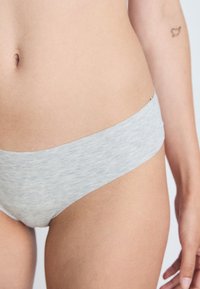 Lys grå bomullsboxer med en jevn midjebånd og en tettsittende design, med en myk tekstur og minimale sømdetaljer.