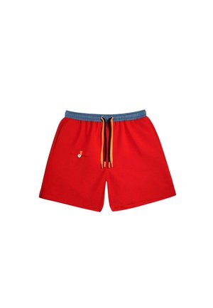 Short de bain rouge avec une ceinture élastique bleue, des cordons orange et une petite poche boutonnée sur le devant côté gauche.