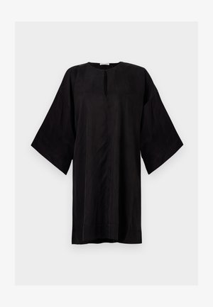 Haut de style tunique noir en tissu doux, avec un col rond, des manches courtes larges et un détail de fente centrale. Coupe simple et décontractée.