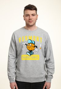 Felpa grigia con un personaggio cartoon di basket, testo "Vermont", dettagli gialli e design a girocollo.