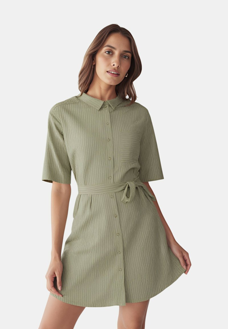Vestito a maniche corte, con bottoni, di colore verde oliva chiaro, caratterizzato da righe verticali, una tasca e una cintura abbinata in vita.