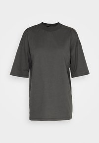 Tmavě šedé oversized tričko vyrobené z měkké bavlny, s kulatým výstřihem a krátkými rukávy v uvolněném střihu.