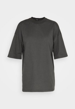 Tamno siva oversized majica od mekanog pamuka, s okruglim izrezom i kratkim rukavima, u opuštenom kroju.