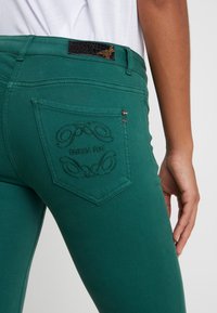 Patrizia Pepe Vaqueros pitillo - dark green