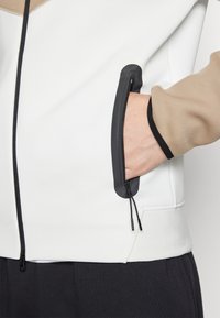 Nike Sportswear TECH FLEECE - Jaka ar rāvējslēdzēju - summit white/khaki/black