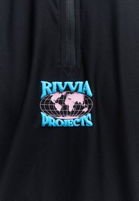 Tissu noir avec une fermeture éclair à l'avant et un logo brodé représentant une carte du monde rose à l'intérieur d'un ovale, accompagné d'un texte bleu indiquant "Rivvia Projects".