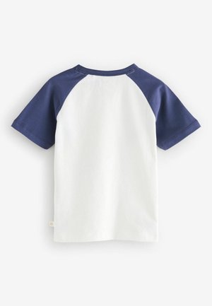 T-shirt a maniche corte con corpo bianco e maniche raglan blu navy. Tessuto in cotone, colletto rotondo e dettagli di cucitura sottili.