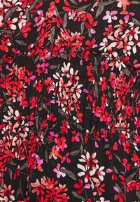 Schwarzer Stoff mit floralem Muster, das rote, rosa und weiße Blumen zeigt. Gerafftes Design mit rüschiger Textur und subtiler Farbigkeit.